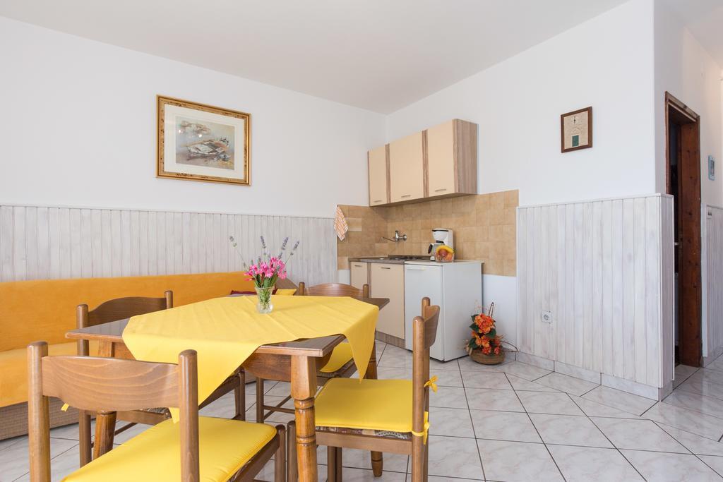 Apartment Milka Krk Town Esterno foto
