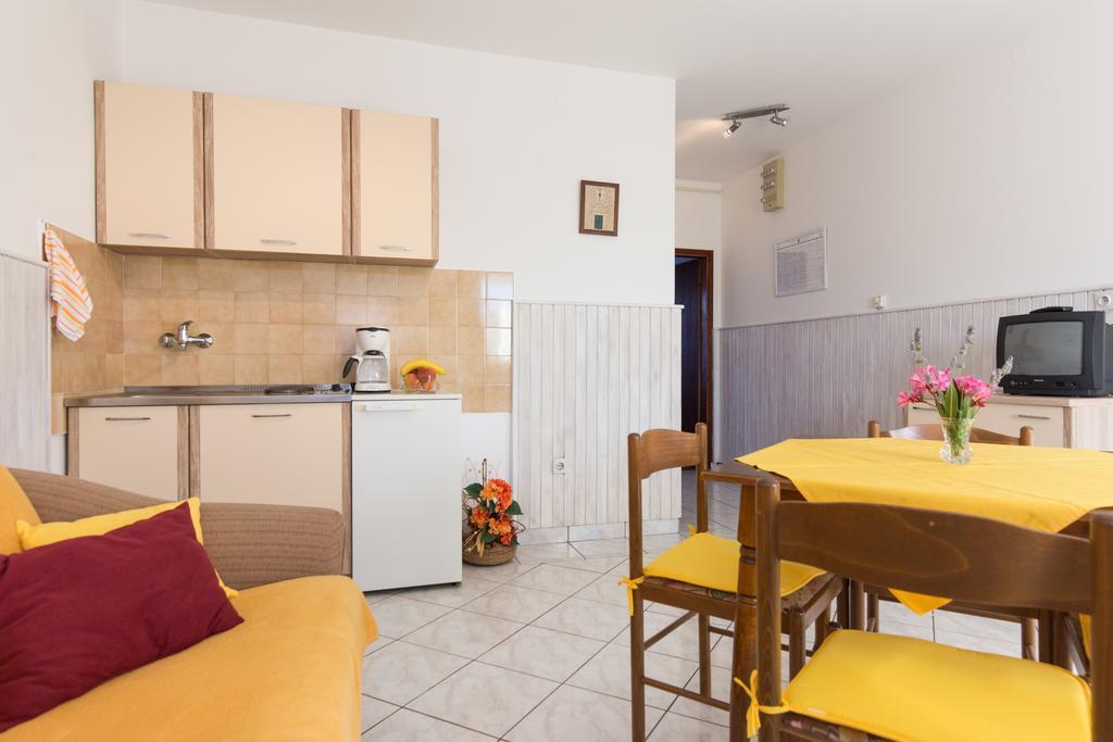 Apartment Milka Krk Town Esterno foto